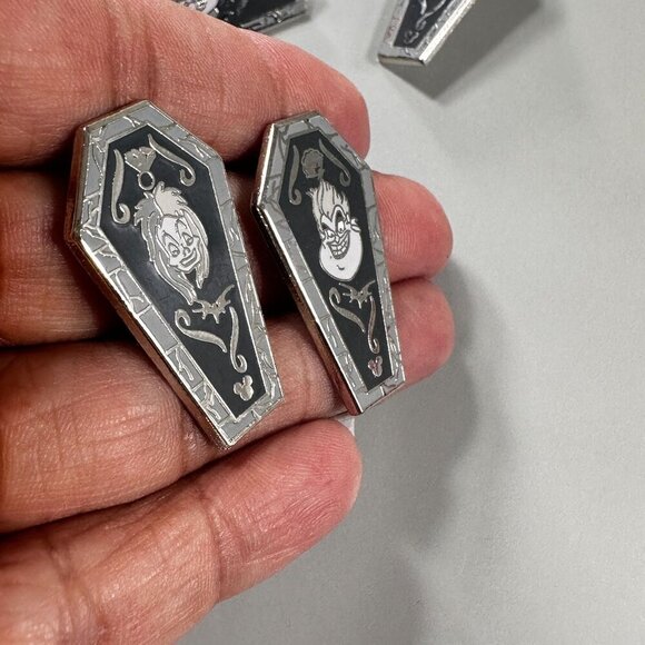 Disney Villain Coffin Trading Pin Evil Queen Cruella Jafar Brooch Jewelry Badge - Picture 8 of 10